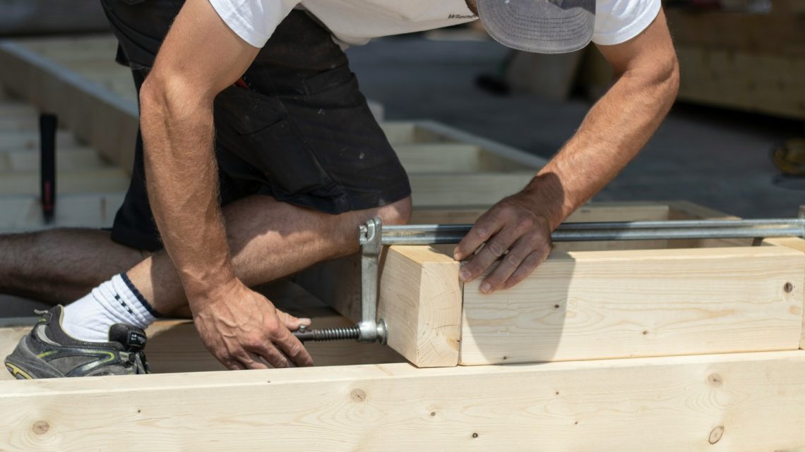 Essentiële taken van een dakspecialist: inspectie, reparatie en onderhoud van uw dak