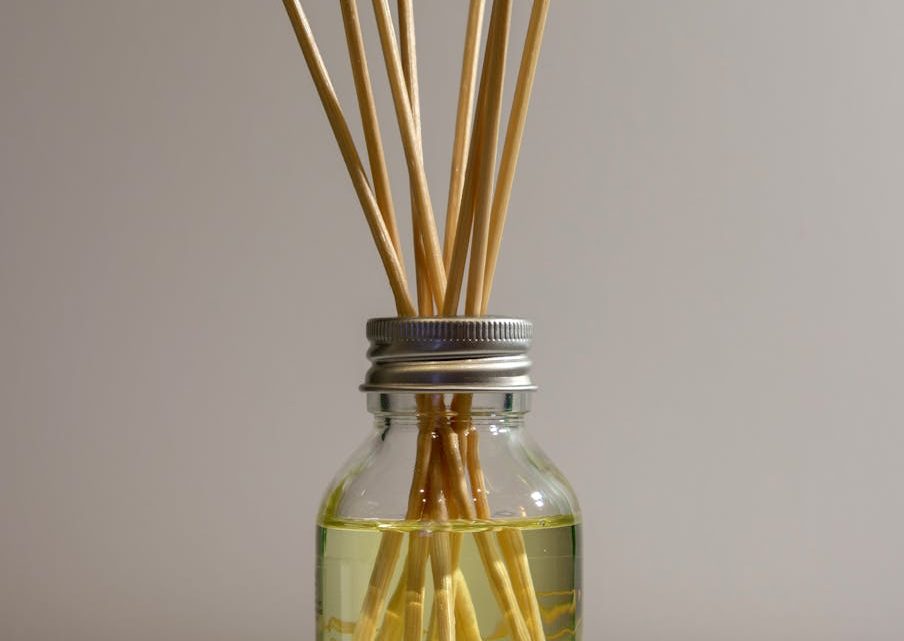 Creëer een Luxueuze Sfeer Thuis met Geurstokjes en Parfums