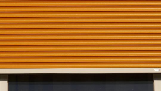Veiligheid voorop: de voordelen van brandwerende deuren en roldeuren voor je garage